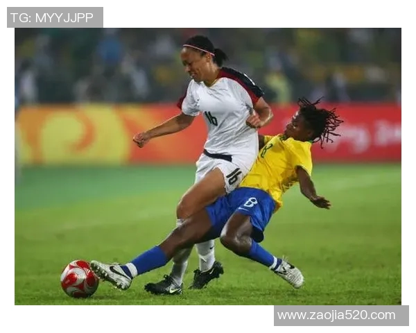 足球明星球员在比赛中被对手成功抢断引发热议与讨论